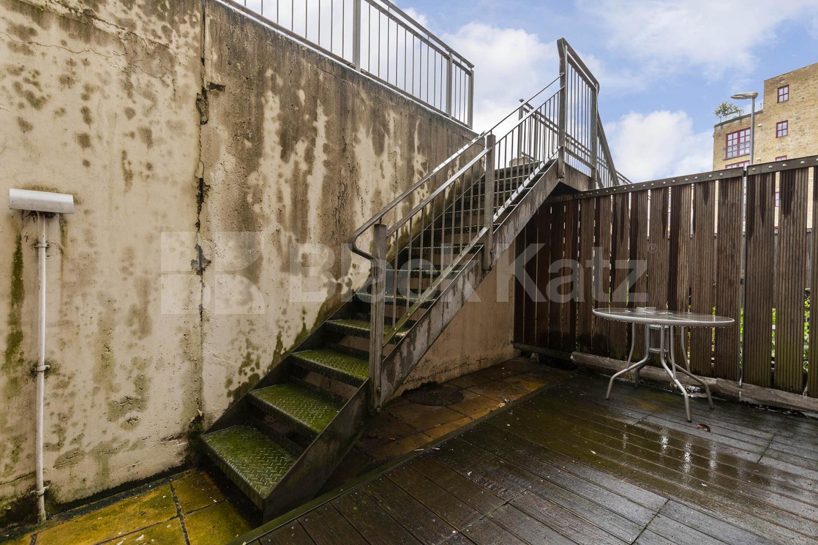 Split level modern and spacious 2 bed 2 bath in the shoreditch area  Quaker Street , Shoreditch 